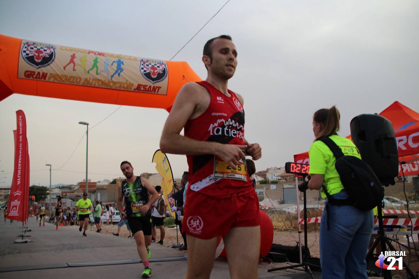 El corredor del Inverclyde AC completa el recorrido de 6,2 kilómetros en 19:38 minutos, por los 23:44 de la atleta del Bitec Tri Impulso