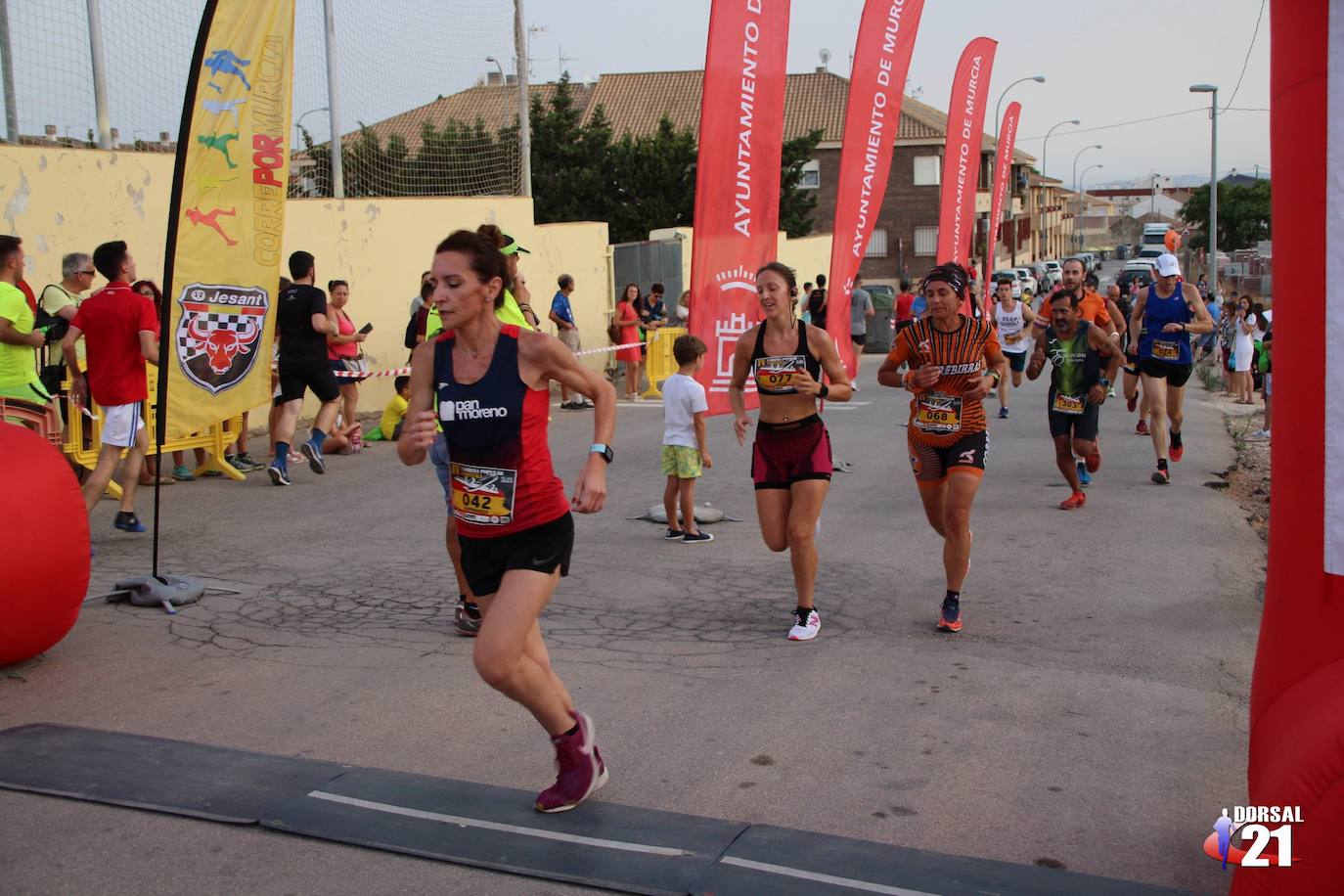 El corredor del Inverclyde AC completa el recorrido de 6,2 kilómetros en 19:38 minutos, por los 23:44 de la atleta del Bitec Tri Impulso