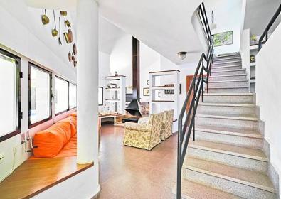 Imagen secundaria 1 - Aspecto exterior e interior de la casa familiar diseñada por Juan Antonio Santa-Cruz Alemán, en una fotografía de archivo.