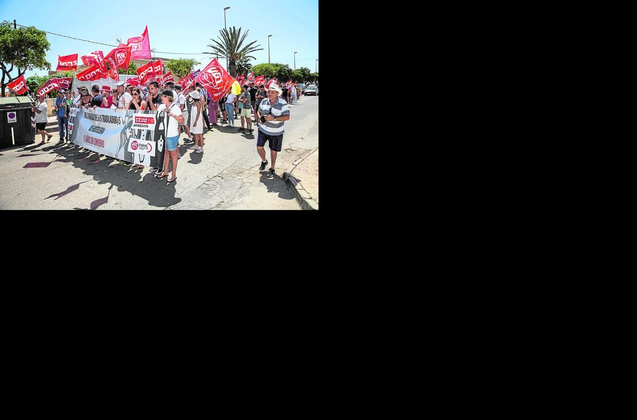 Cabecera de la manifestación, ayer en Cabo de Palos. 