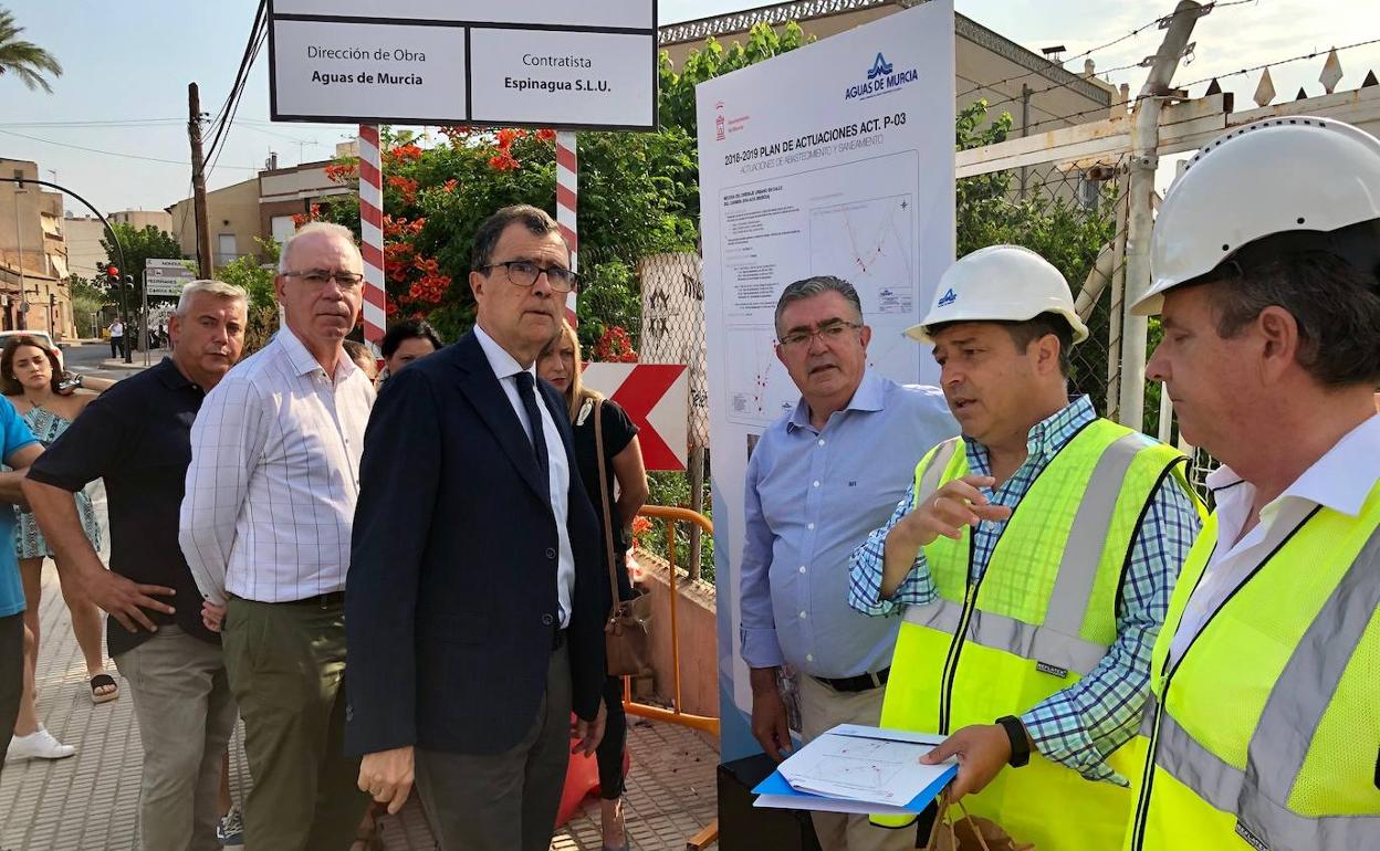 José Ballesta y Antonio Navarro, en la Era Alta, con los encargados de las obras de saneamiento.