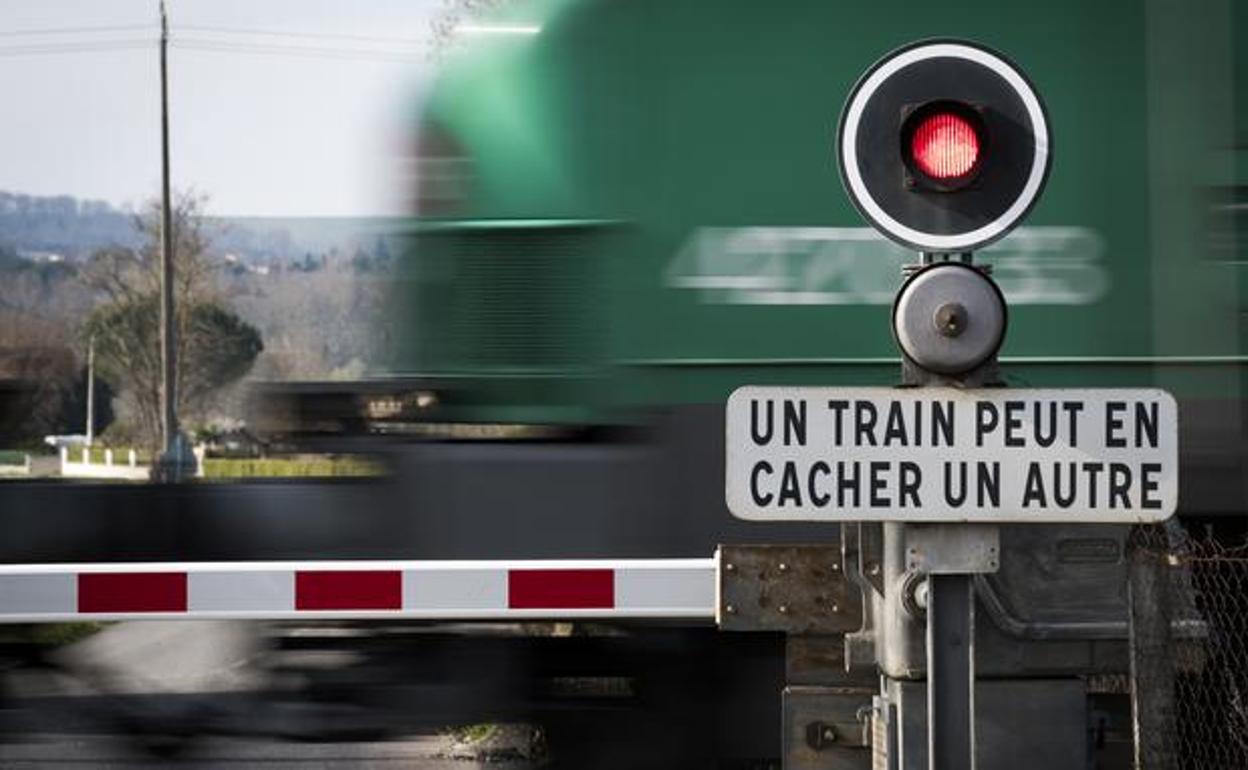 Paso a nivel con barrera en Francia. 