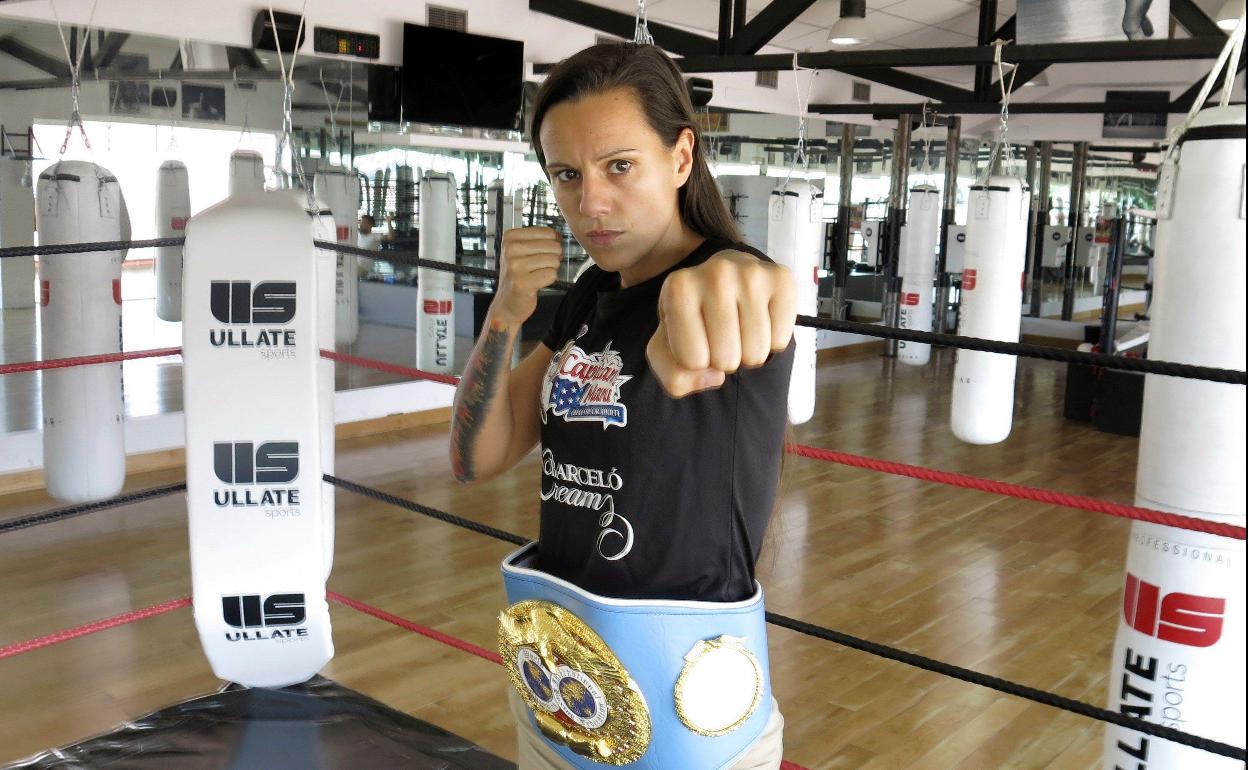 Joana Pastrana posa con su cinturón de campeona del mundo del peso mínimo.