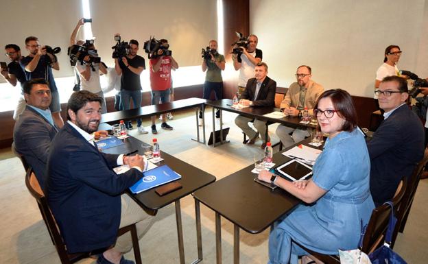 Los negociadores de PP, Ciudadanos y Vox, en la reunión del pasado lunes.