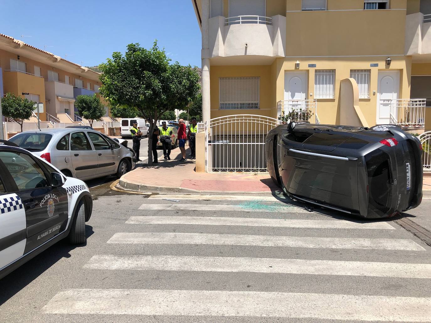 Efectivos de la Policía Local de Alhama en la zona del accidente, este miércoles.