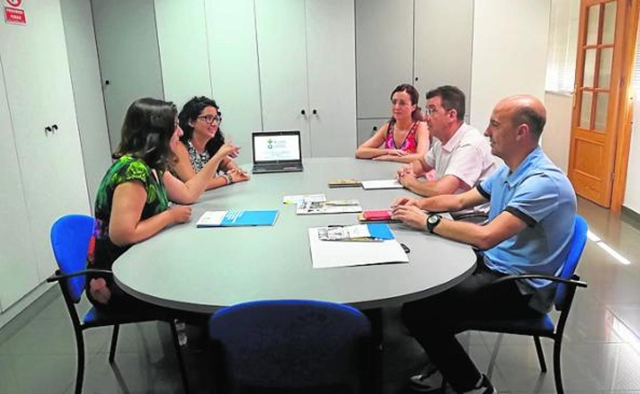 Técnicos y miembros de la fundación evalúan los resultados. 