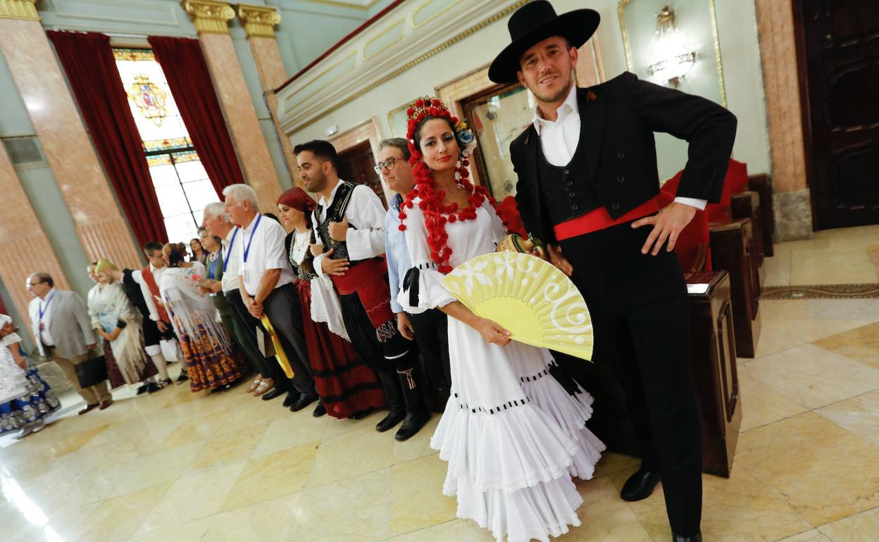 Reunión de los grupos folklóricos que actuarán en el marco del Festival de Folclore del Mediterráneo, este miércoles.