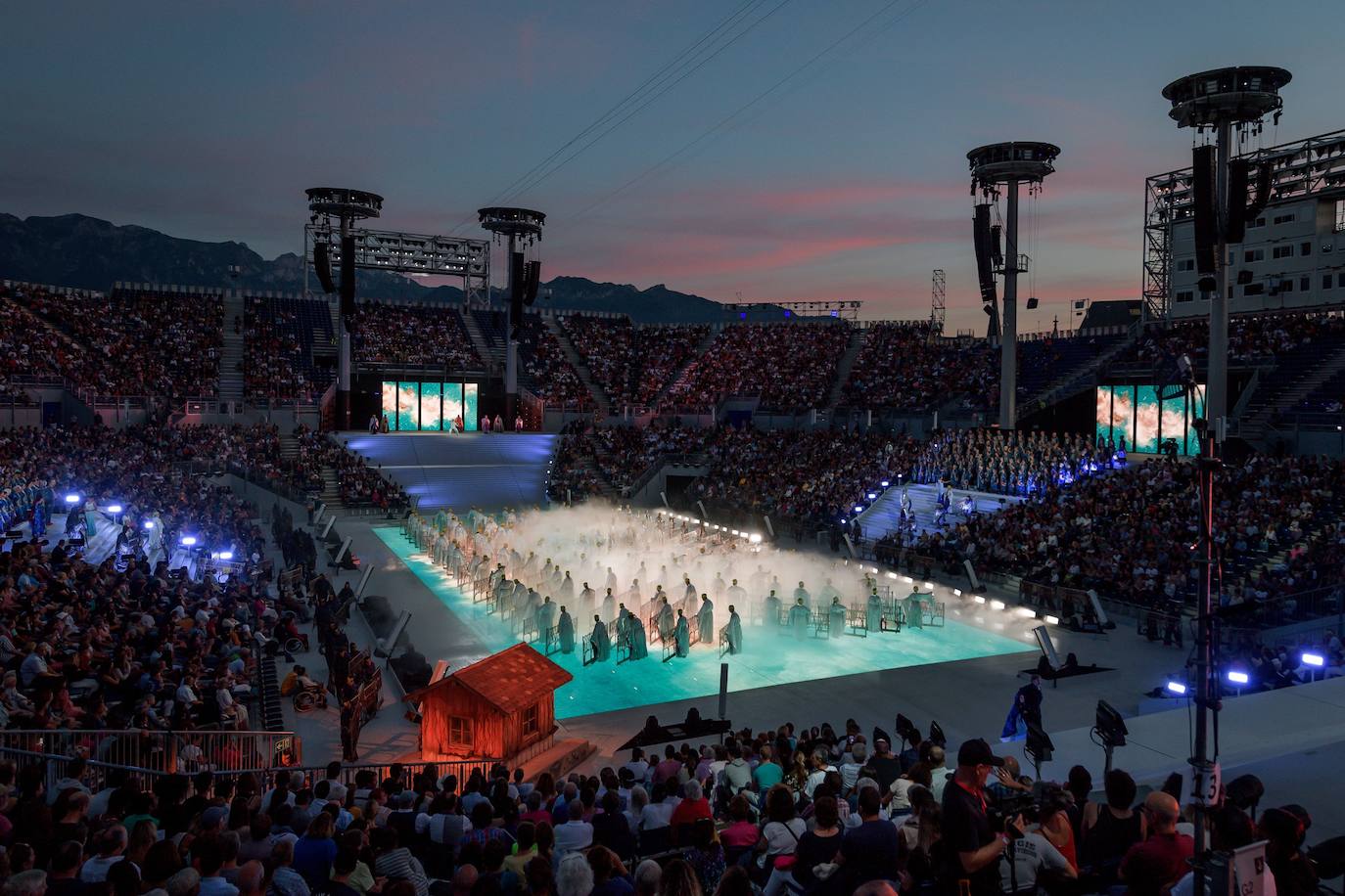 Cientos de actores participan en un ensayo del espectáculo del Festival de Vinicultores (Fête des Vignerons), en Vevey (Suiza). El festival se celebra en un estadio al aire libre con capacidad para 20.000 espectadores.