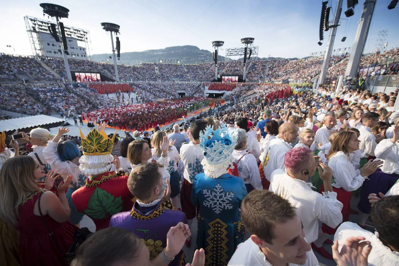Cientos de actores participan en un ensayo del espectáculo del Festival de Vinicultores (Fête des Vignerons), en Vevey (Suiza). El festival se celebra en un estadio al aire libre con capacidad para 20.000 espectadores.
