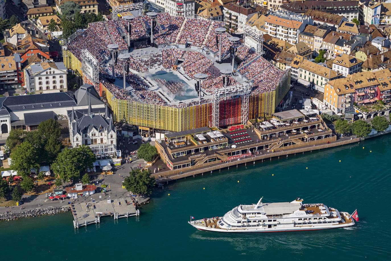 Cientos de actores participan en un ensayo del espectáculo del Festival de Vinicultores (Fête des Vignerons), en Vevey (Suiza). El festival se celebra en un estadio al aire libre con capacidad para 20.000 espectadores.