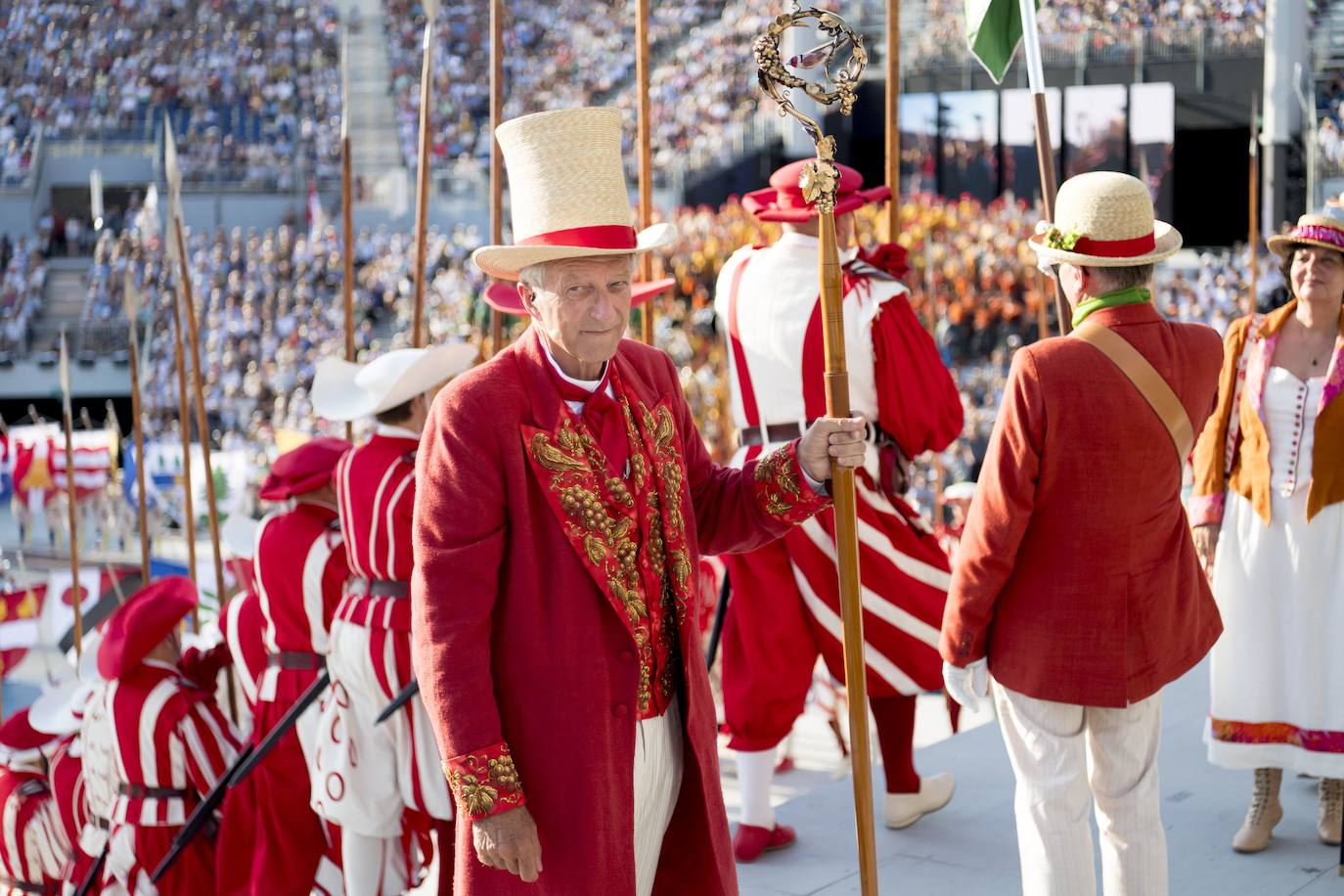 Cientos de actores participan en un ensayo del espectáculo del Festival de Vinicultores (Fête des Vignerons), en Vevey (Suiza). El festival se celebra en un estadio al aire libre con capacidad para 20.000 espectadores.