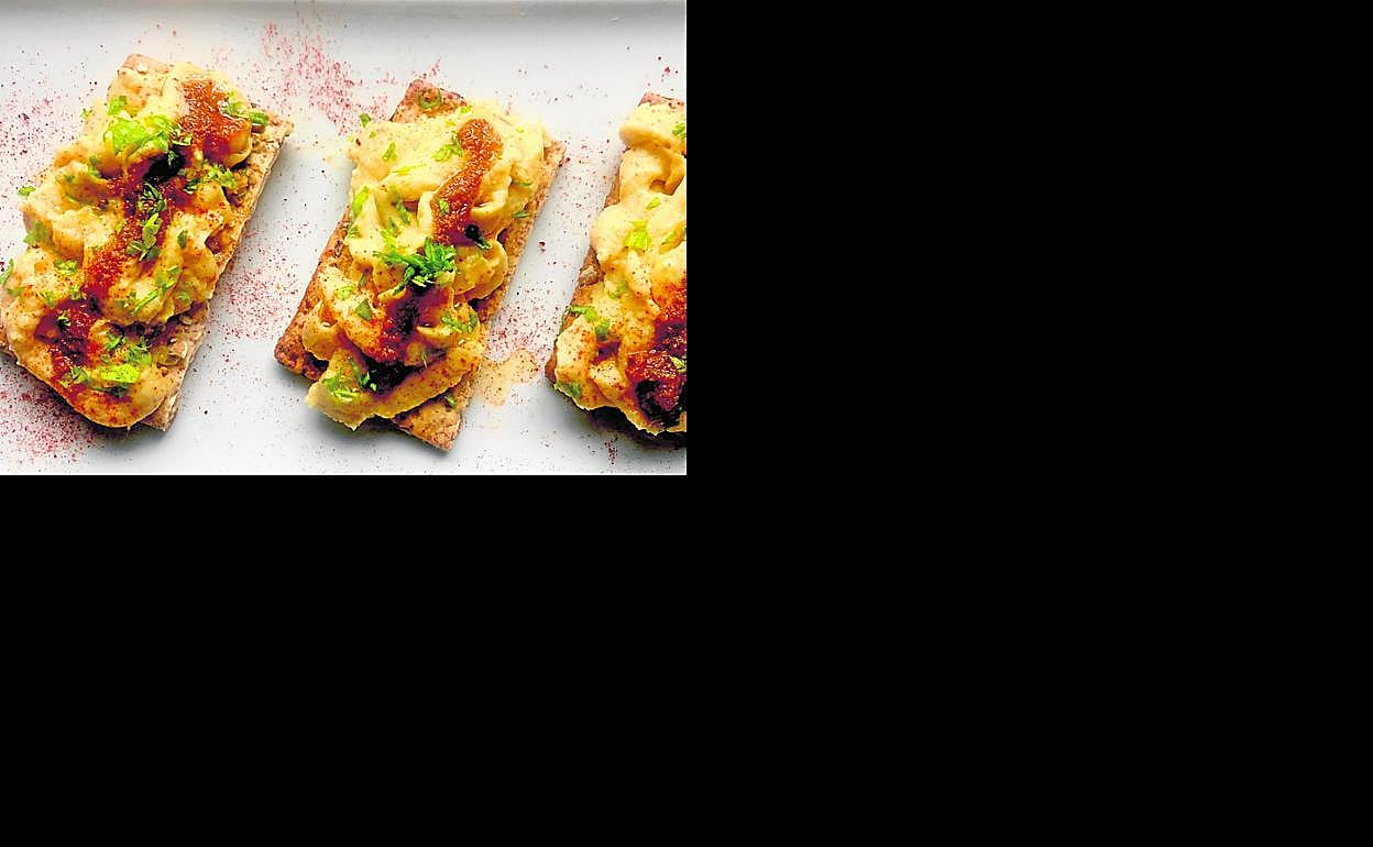 Tosta de humus con garum