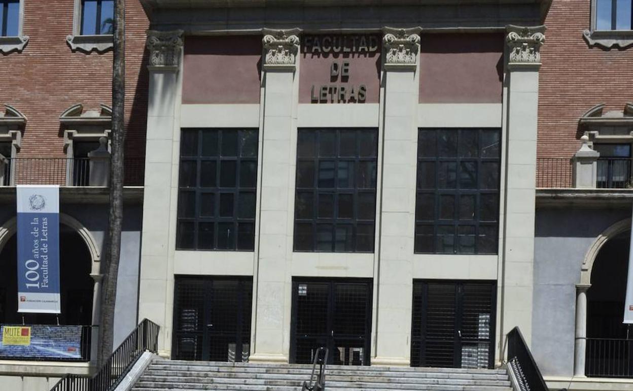 Entrada a la Facultad de Letras de la UMU.