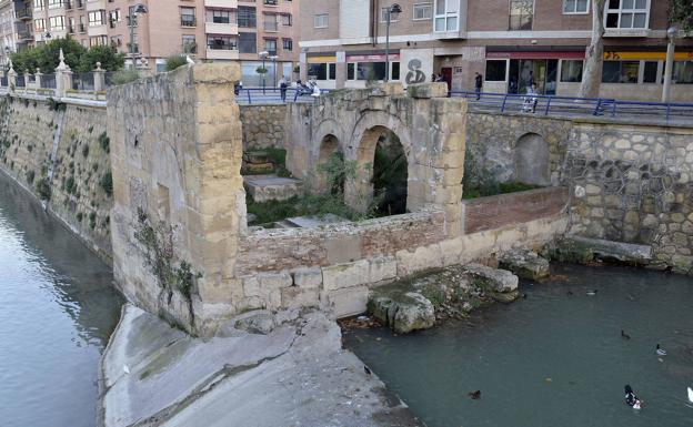 Restos de los antiguos molinos del río que hay junto a la pasarela Manterola de Murcia.