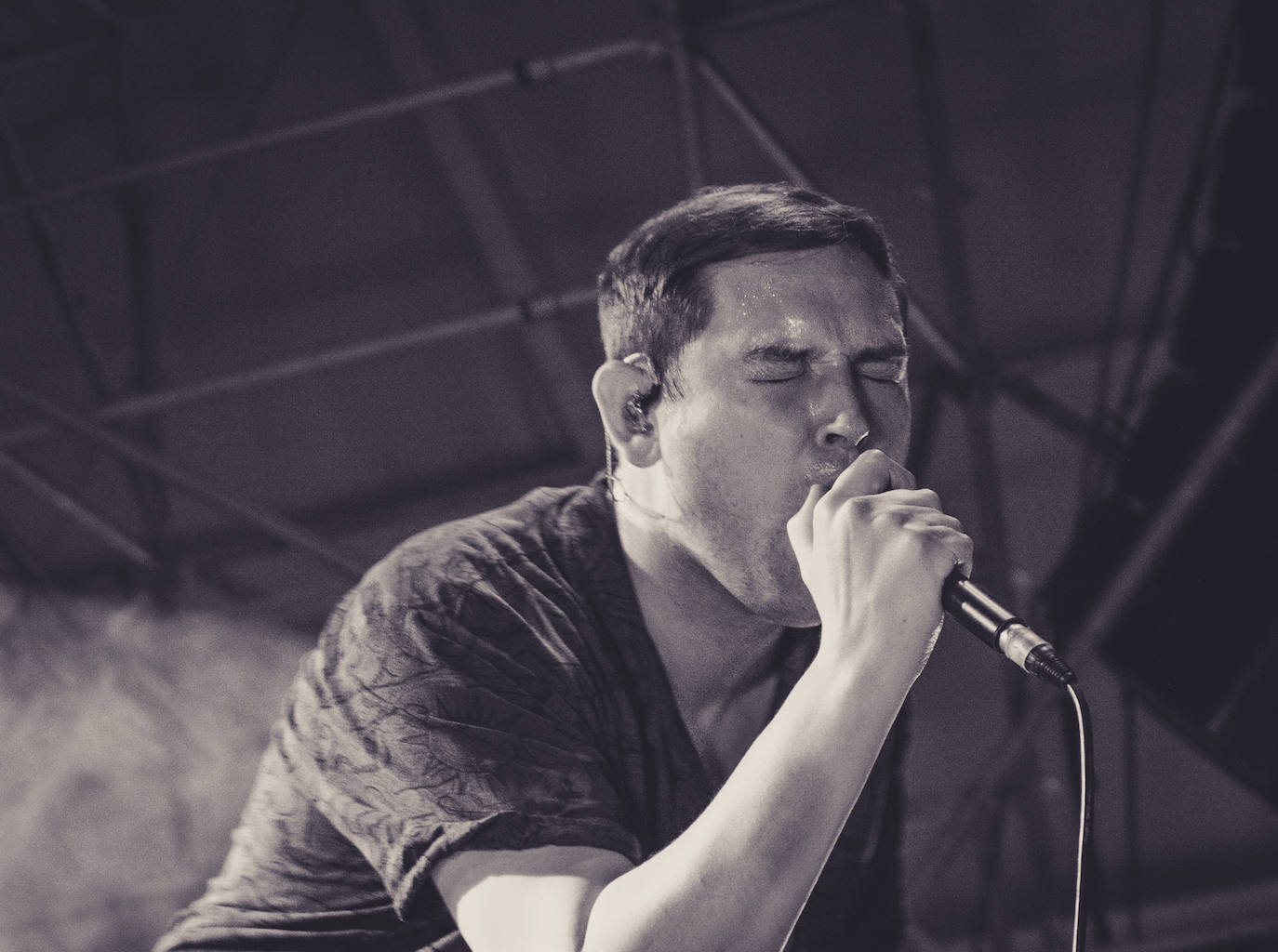 The Twilight Sad maravilló con su post-punk lleno de emoción y por la impresionante voz de su carismático y enérgico cantante, James Graham.