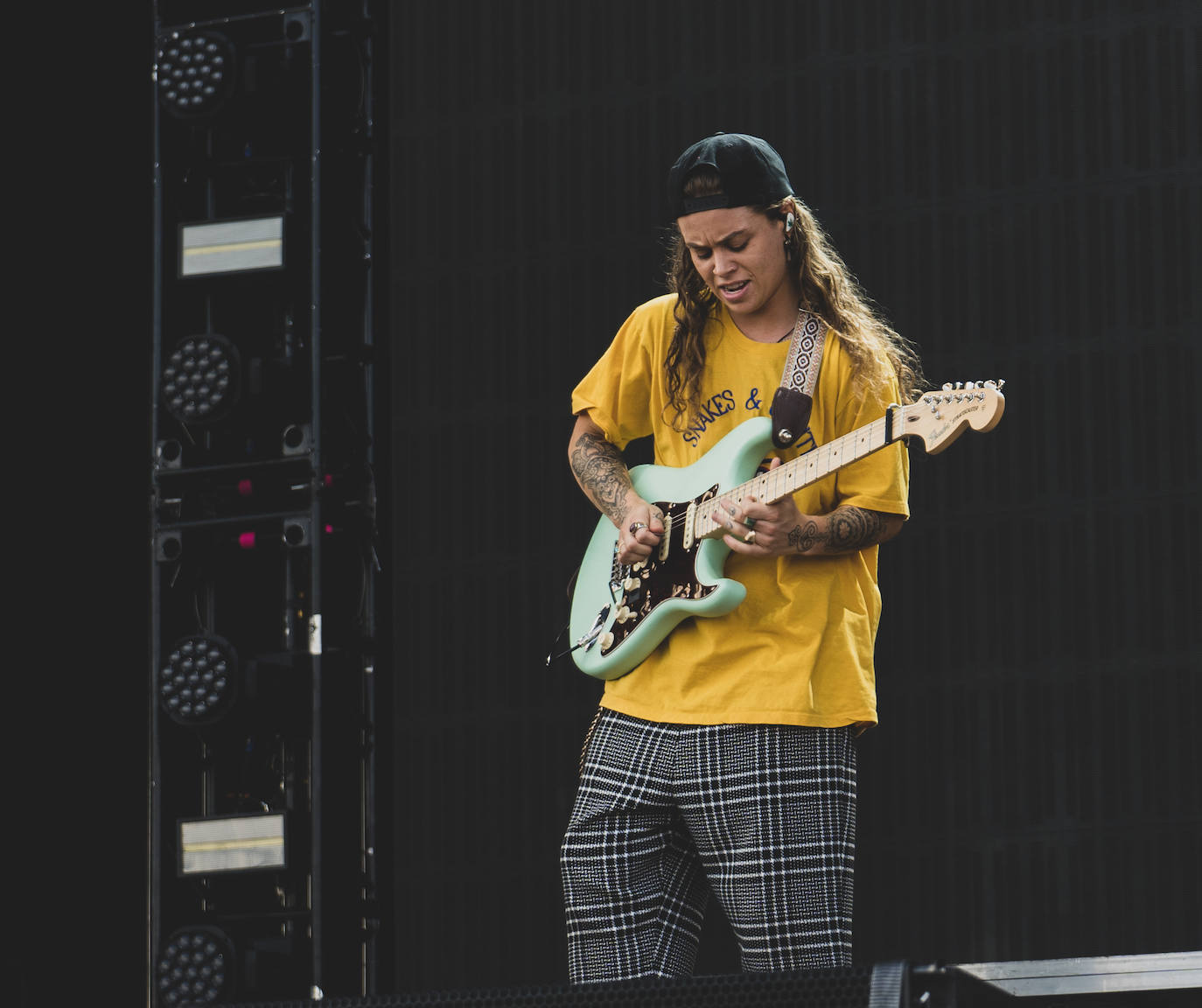 Tash Sultana, una veinteañera multinstrumentista de Australia, consiguió llenar el inmenso escenario principal con su mesa de efectos y ‘loops’.