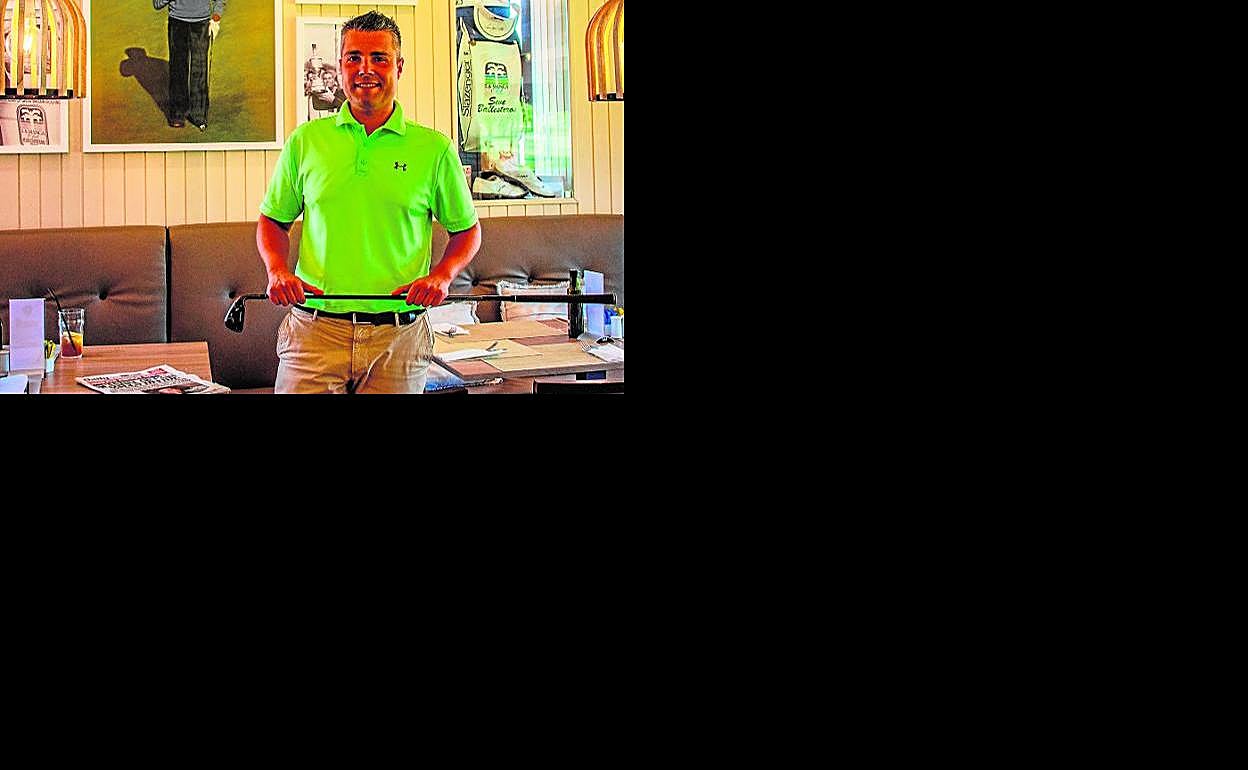 El jefe de Operaciones de Golf, Pedro Sánchez, ante el 'Seve Corner' del 37 Bar. 