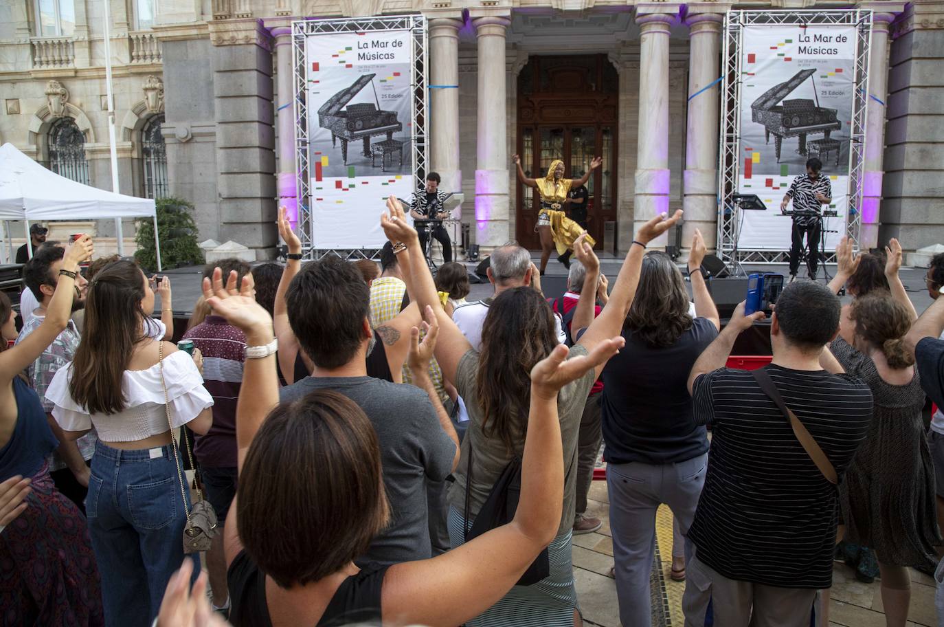 El festival cartagenero inaugura su 25 edición con la voz raspada de Elza Soares y el pop y la electrónica de Pongo