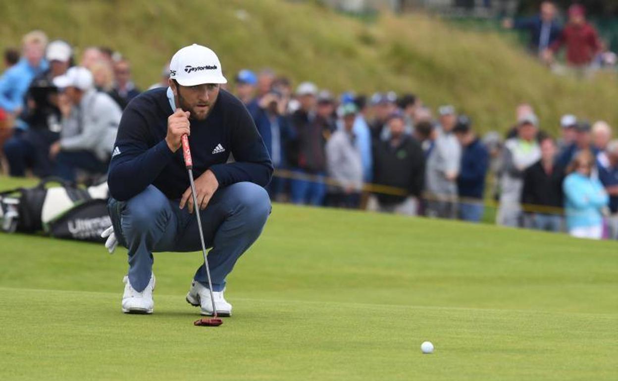 Jon Rahm, mirando la dirección de la pelota.