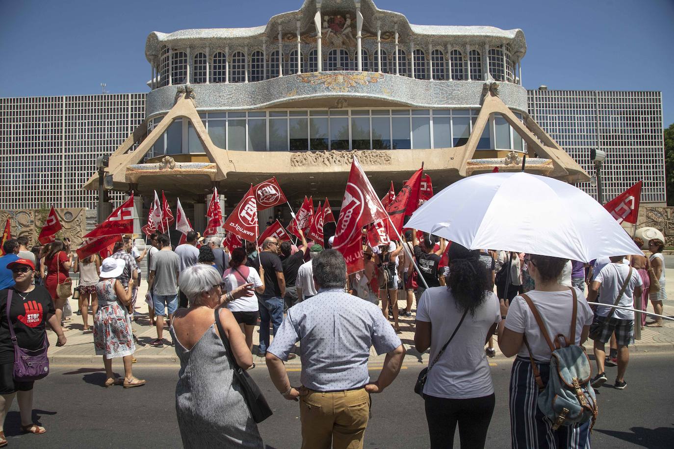 CC OO y UGT trasladaron sus reivindicaciones a los grupos parlamentarios