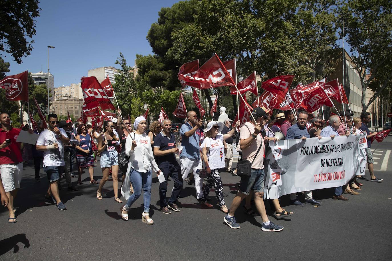 CC OO y UGT trasladaron sus reivindicaciones a los grupos parlamentarios