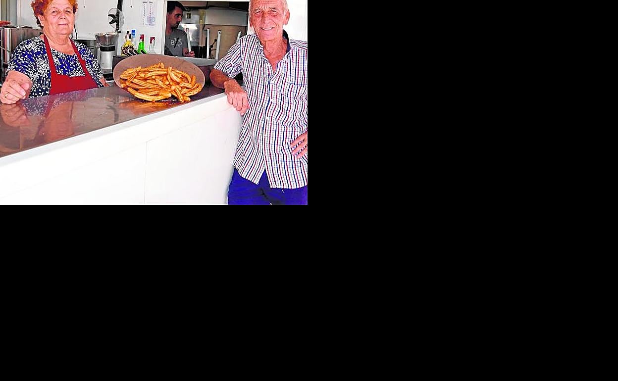 Mari Luz y Pedro en su quiosco de churros, en la explanada de Lo Pagán. 
