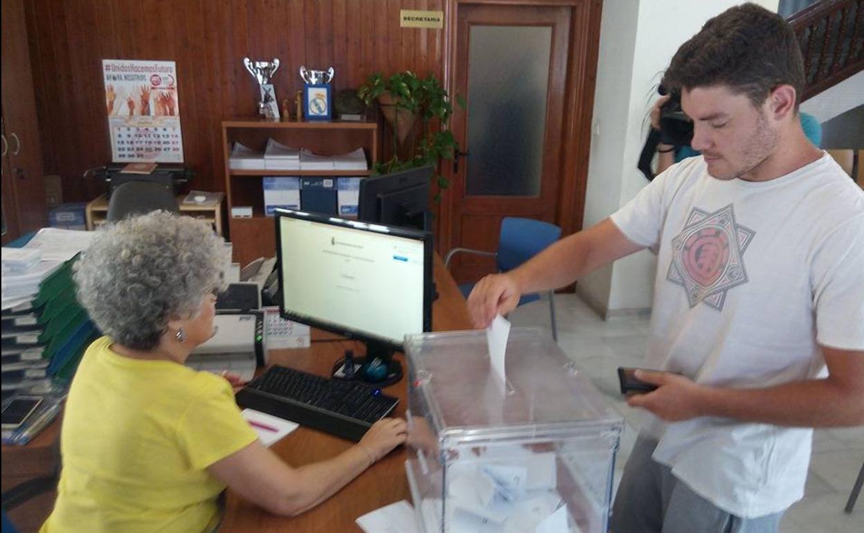 Un vecino de Mula vota en la consulta sobre espectáculos taurinos. 