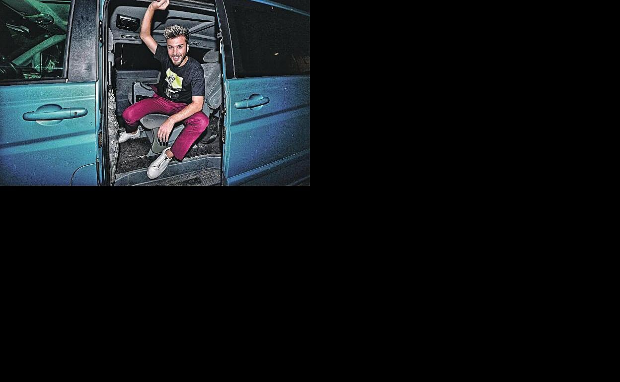 Blas Cantó en la furgoneta, antes de un concierto. 