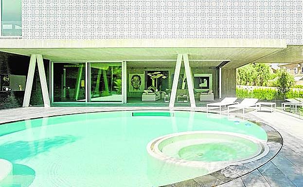 Imagen principal - Aspecto exterior e interior de la casa.