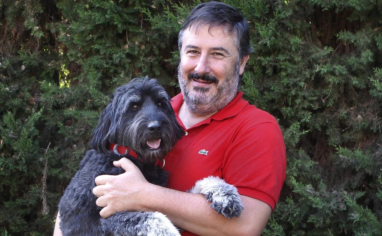 Luis Mesa, con su perra 'Tula'.