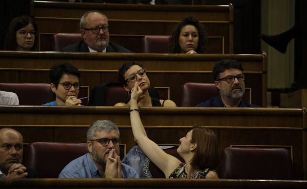 La diputada de ERC Montserrat Bassa (en el centro), hermana de la dirigente independentista encarcelada Dolors Bassa.