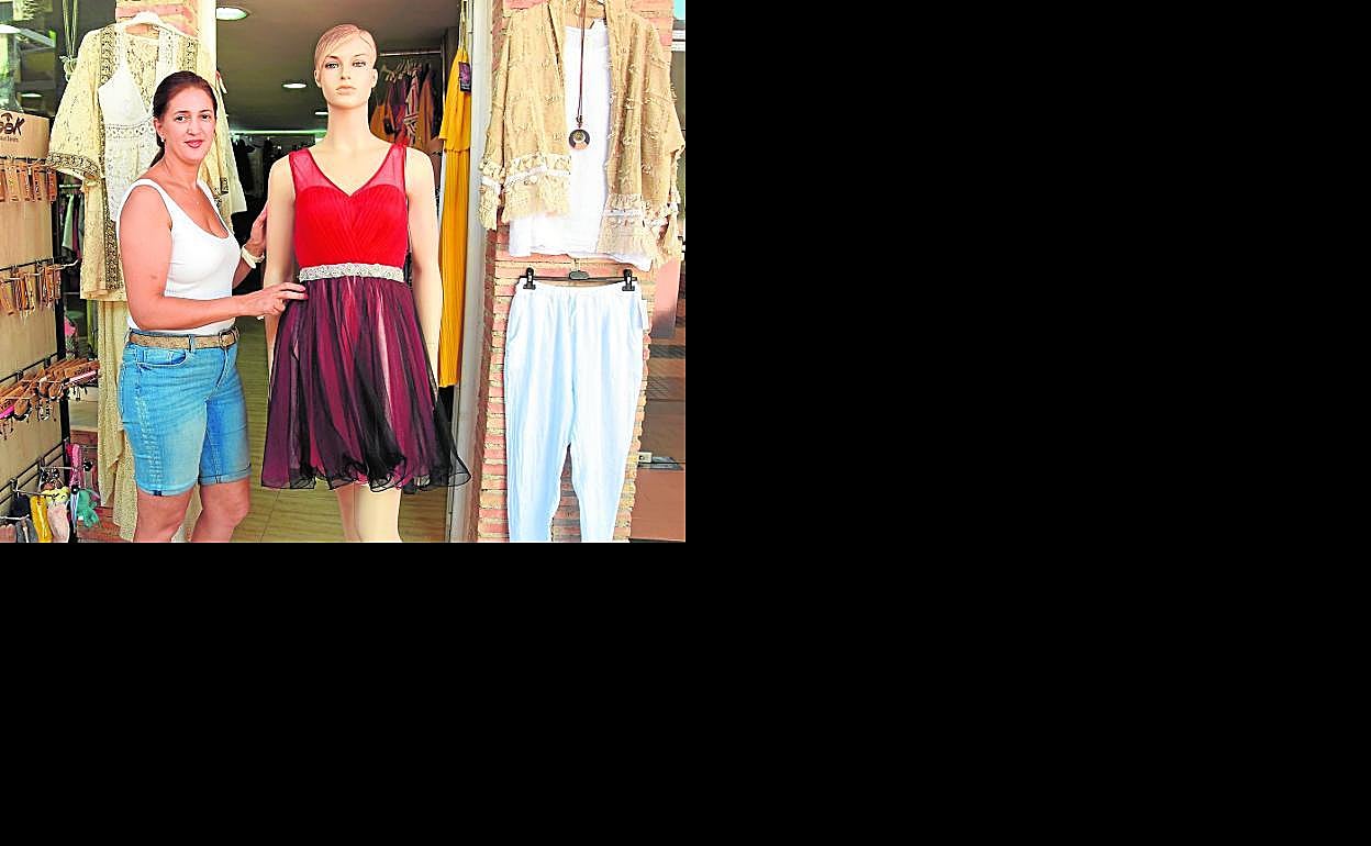 María Aitdaoud con uno de sus maniquíes con modelos que encantan a las británicas en Pink Kiss. 