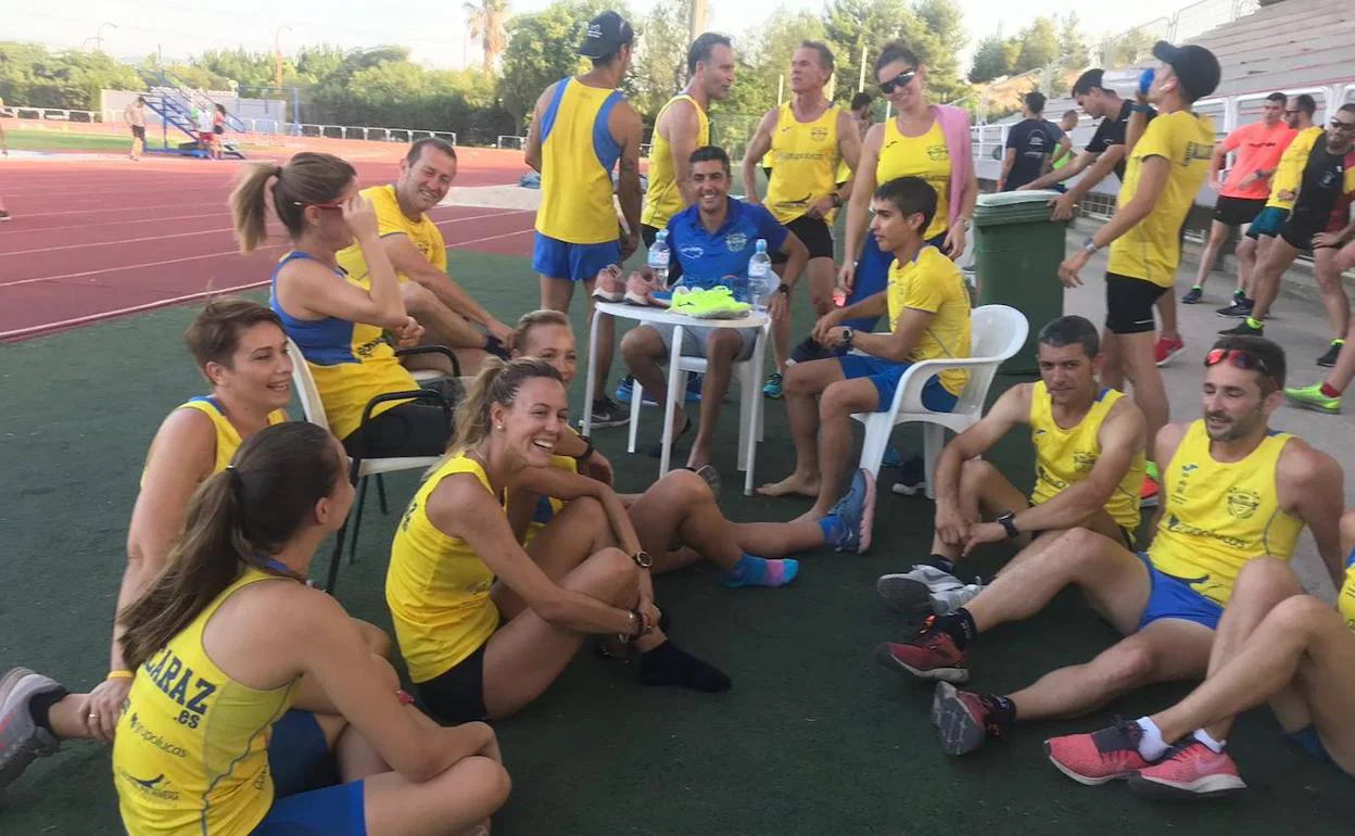 Los corredores del Grupo Alcaraz descansan tras un entrenamiento.