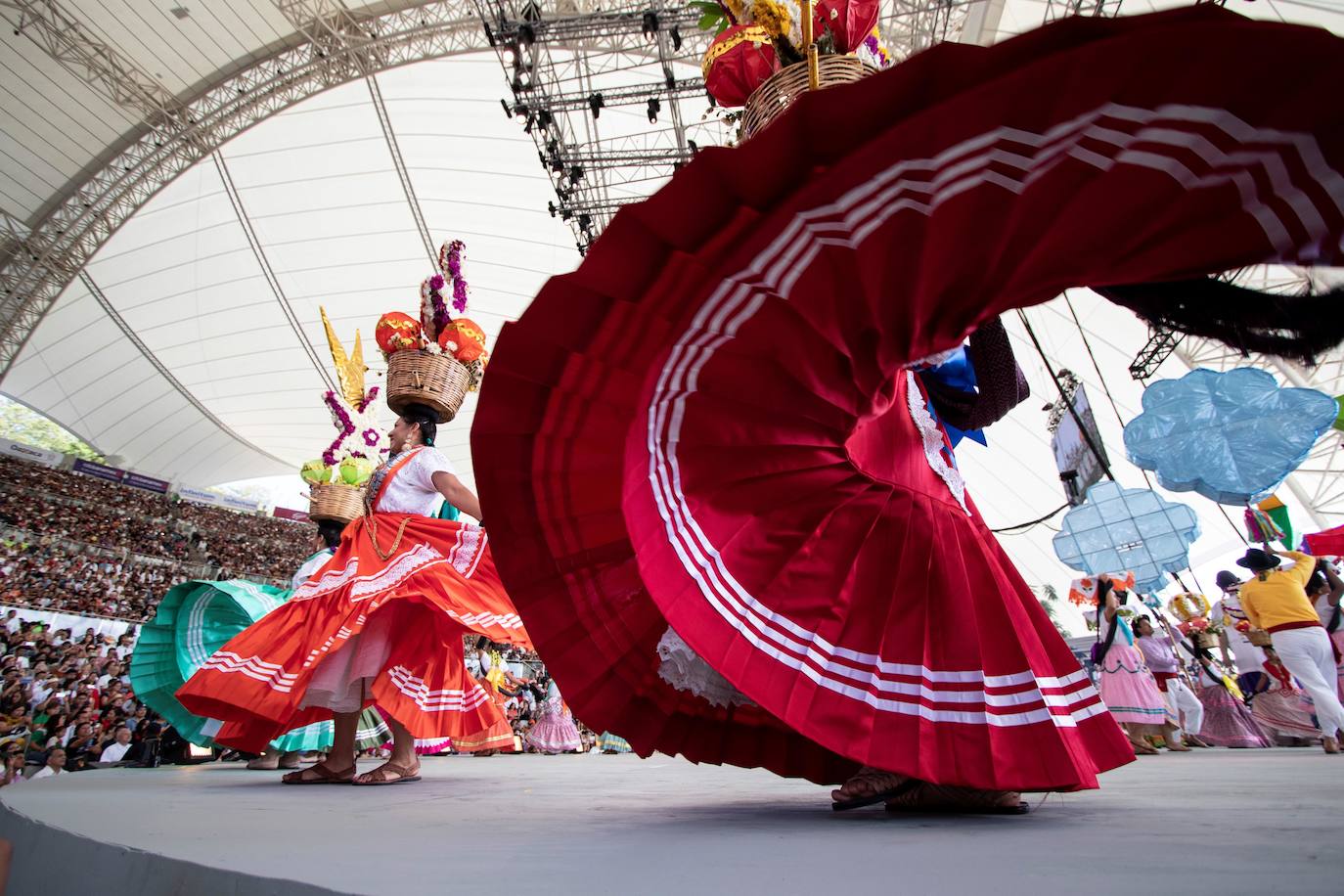 Grupos de danza folclórica se presentan durante las celebraciones de la Guelaguetza, una fiesta tradicional del estado de Oaxaca (México).