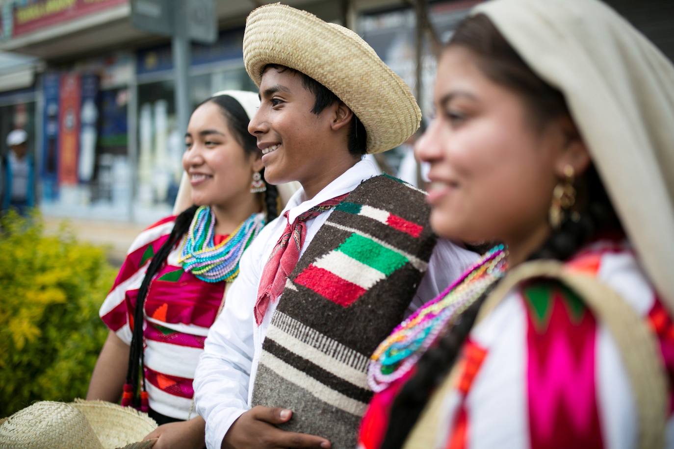 Grupos de danza folclórica se presentan durante las celebraciones de la Guelaguetza, una fiesta tradicional del estado de Oaxaca (México).