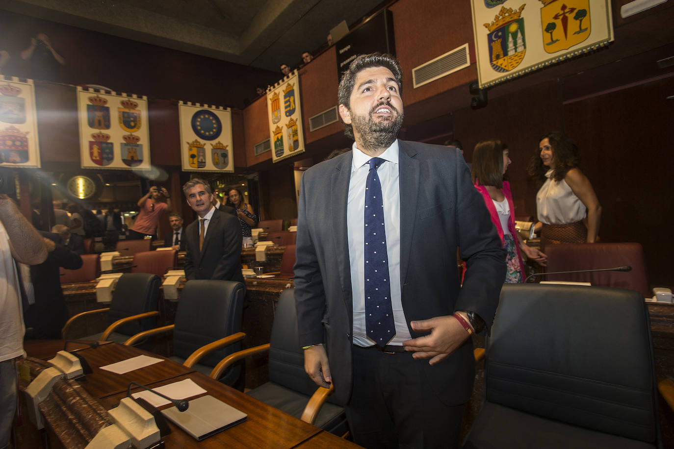 El candidato del PP elogia las aportaciones a Vox al programa de gobierno y pide la confianza de la Asamblea para ser elegido el viernes