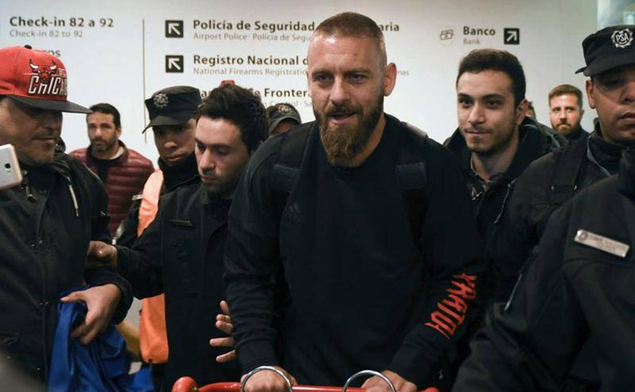 De Rossi, en el aeropuerto de Buenos Aires.