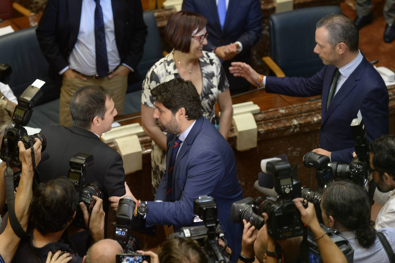 El candidato popular cierra, a la segunda, su elección como jefe del Ejecutivo regional, gracias al acuerdo programático cerrado la pasada semana con la formación naranja y el partido de Abascal