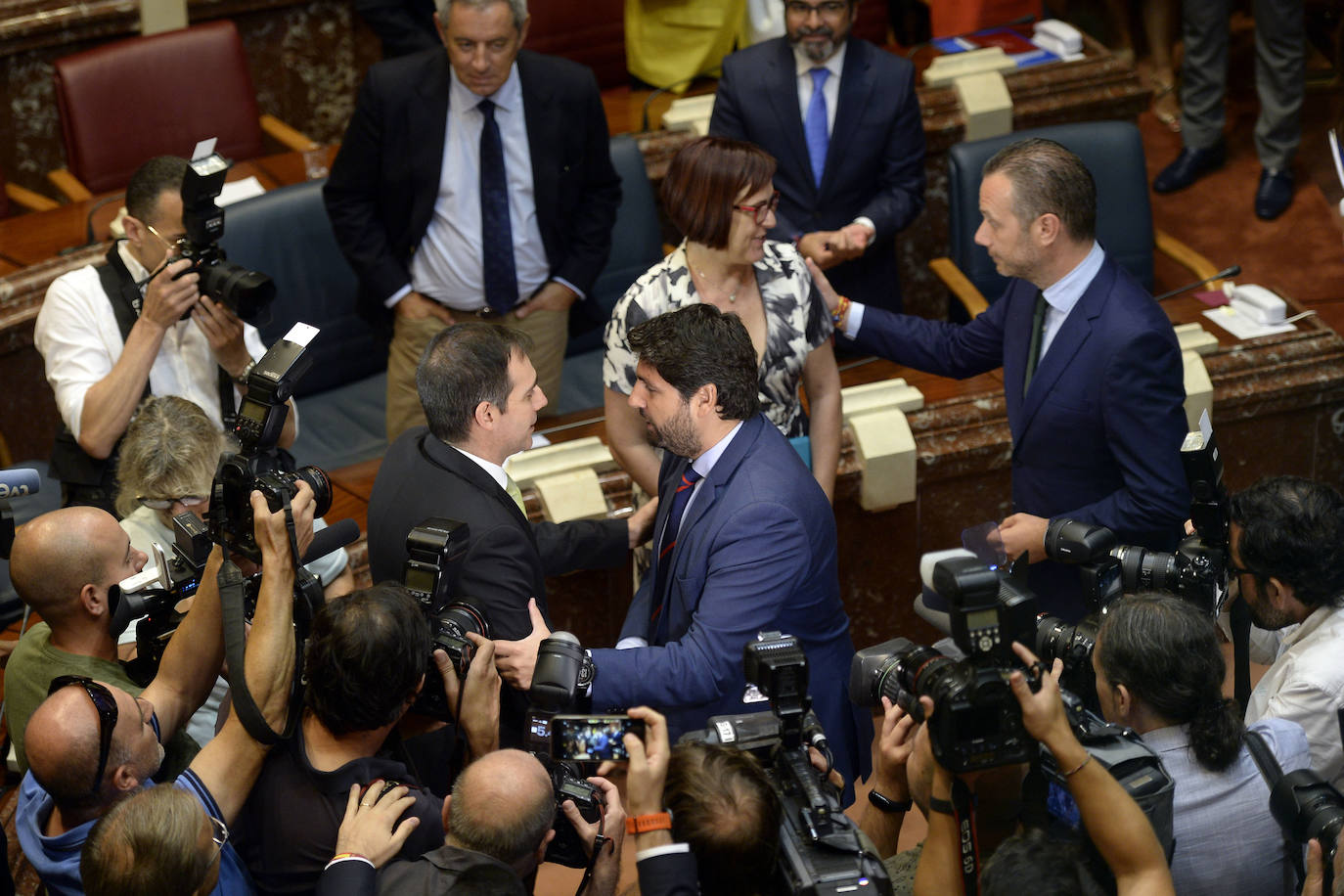 El candidato popular cierra, a la segunda, su elección como jefe del Ejecutivo regional, gracias al acuerdo programático cerrado la pasada semana con la formación naranja y el partido de Abascal