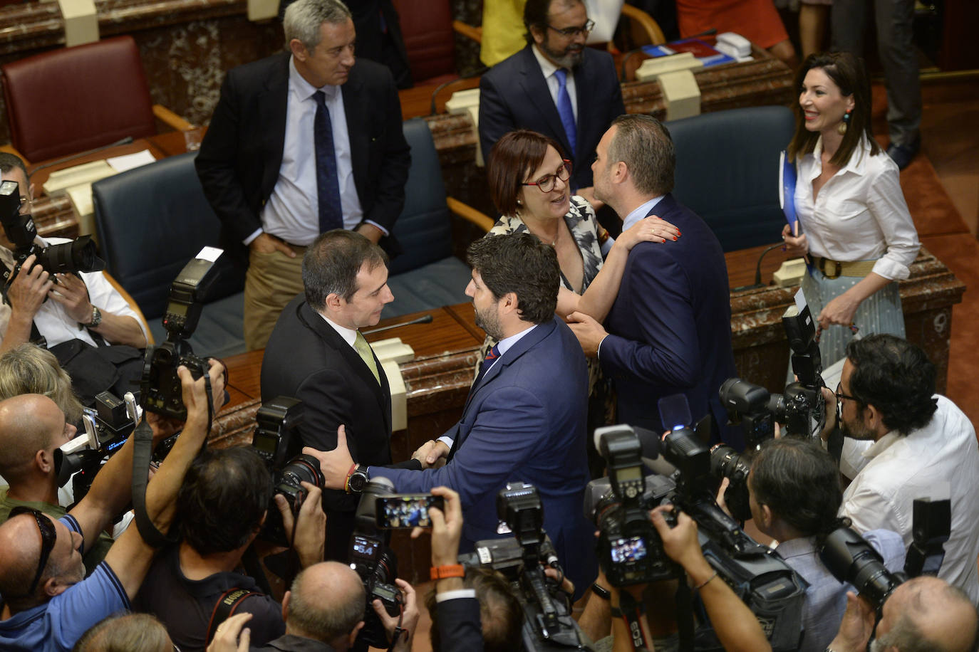 El candidato popular cierra, a la segunda, su elección como jefe del Ejecutivo regional, gracias al acuerdo programático cerrado la pasada semana con la formación naranja y el partido de Abascal