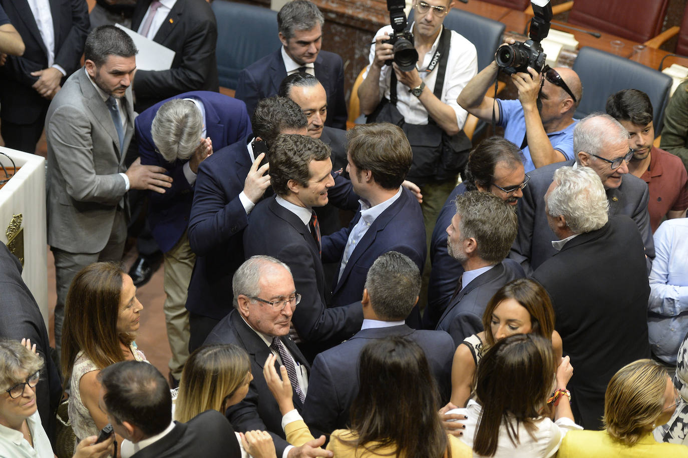 El candidato popular cierra, a la segunda, su elección como jefe del Ejecutivo regional, gracias al acuerdo programático cerrado la pasada semana con la formación naranja y el partido de Abascal