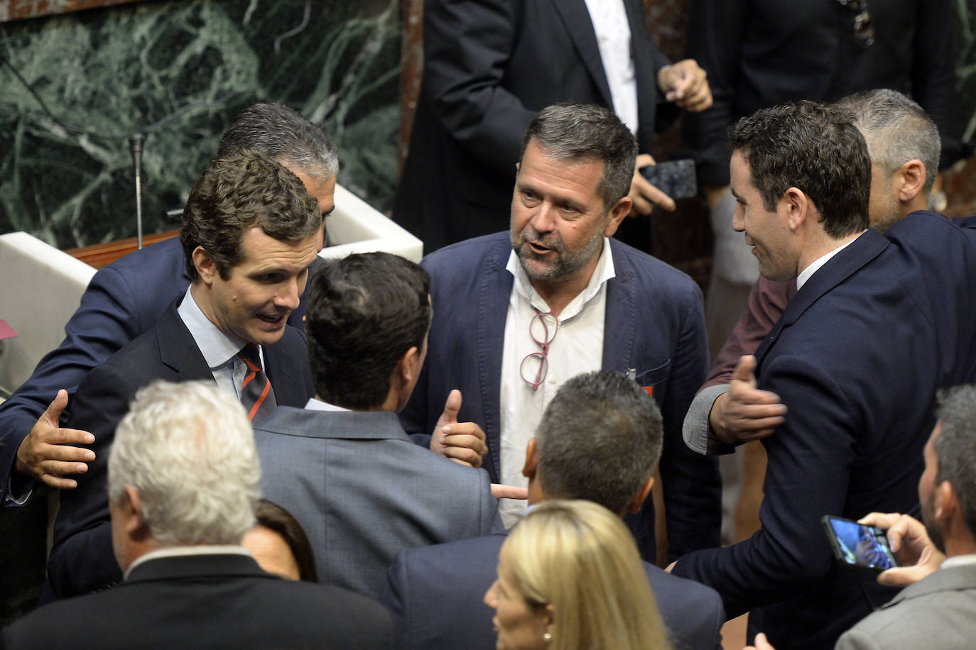 El candidato popular cierra, a la segunda, su elección como jefe del Ejecutivo regional, gracias al acuerdo programático cerrado la pasada semana con la formación naranja y el partido de Abascal