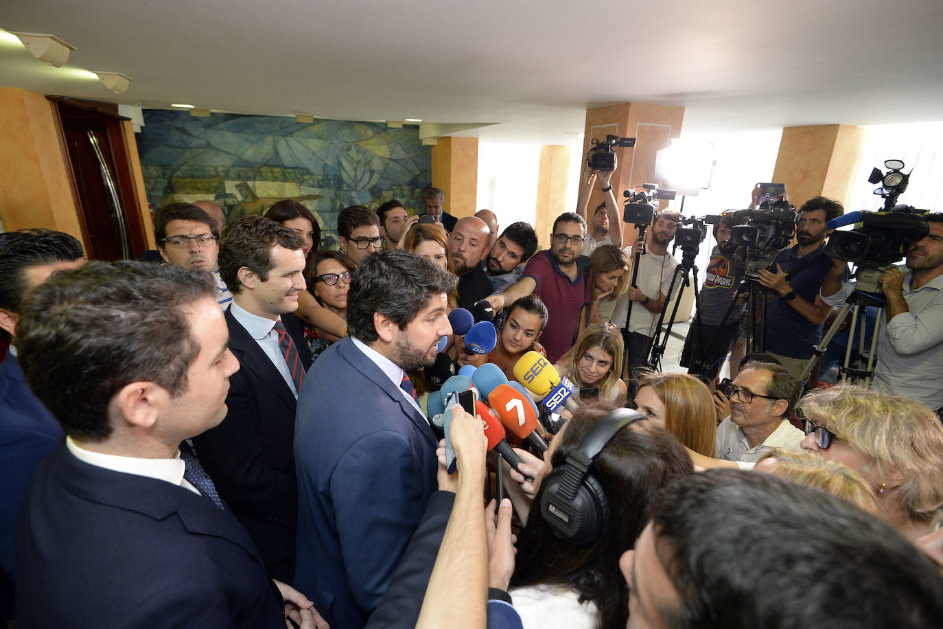 El candidato popular cierra, a la segunda, su elección como jefe del Ejecutivo regional, gracias al acuerdo programático cerrado la pasada semana con la formación naranja y el partido de Abascal