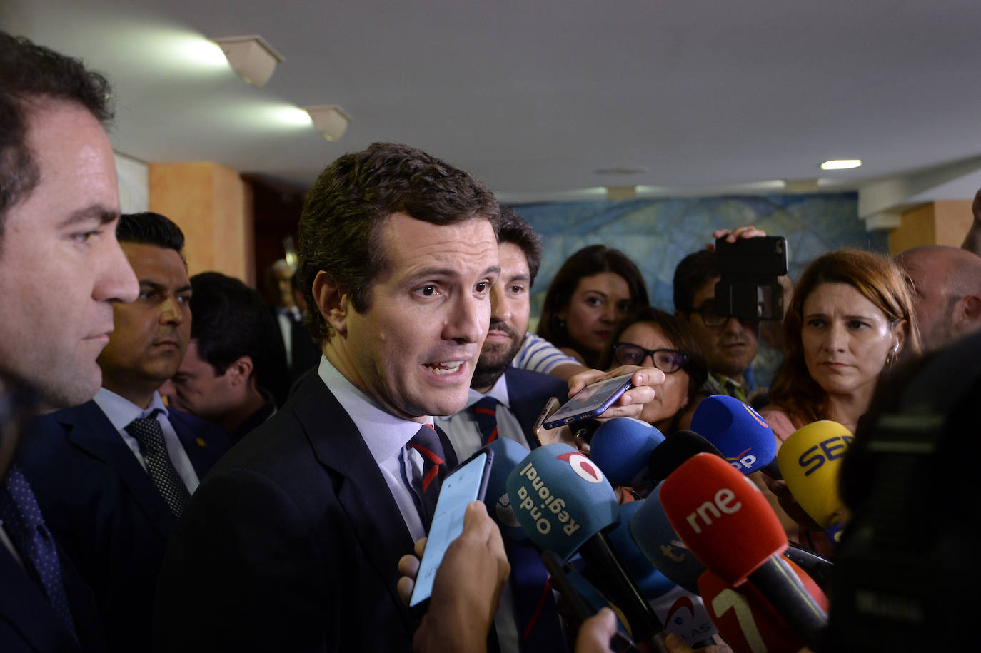 El candidato popular cierra, a la segunda, su elección como jefe del Ejecutivo regional, gracias al acuerdo programático cerrado la pasada semana con la formación naranja y el partido de Abascal