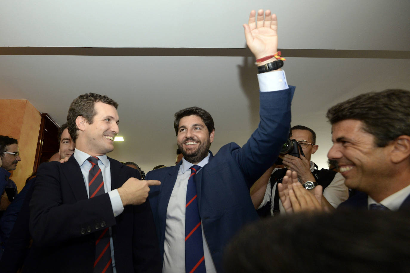 El candidato popular cierra, a la segunda, su elección como jefe del Ejecutivo regional, gracias al acuerdo programático cerrado la pasada semana con la formación naranja y el partido de Abascal