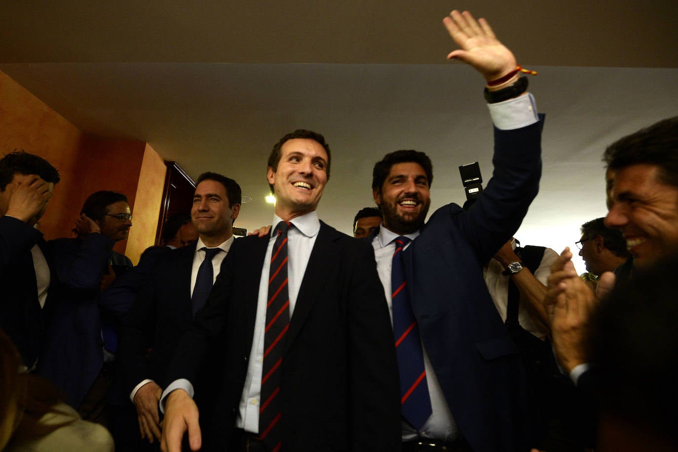 El candidato popular cierra, a la segunda, su elección como jefe del Ejecutivo regional, gracias al acuerdo programático cerrado la pasada semana con la formación naranja y el partido de Abascal