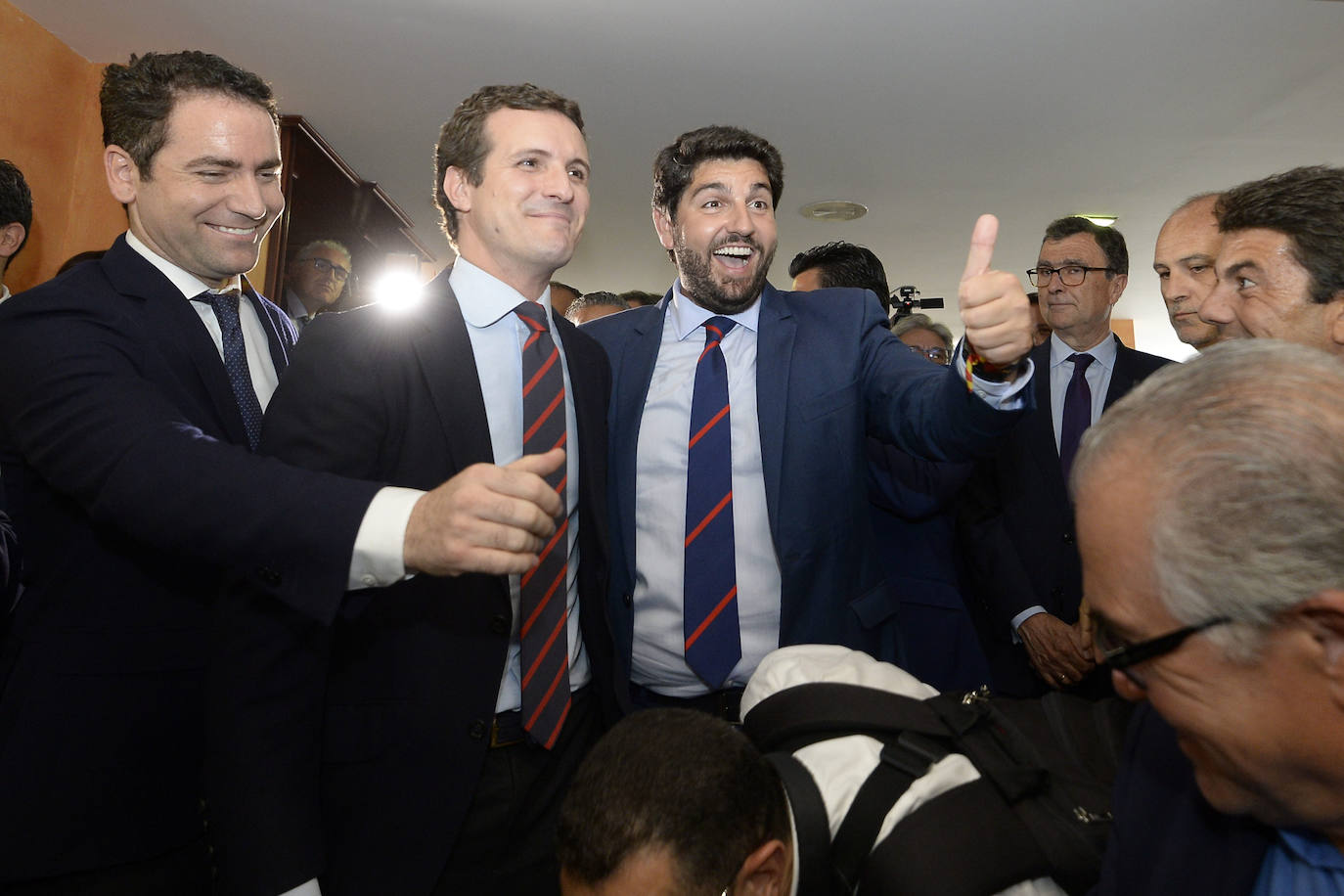 El candidato popular cierra, a la segunda, su elección como jefe del Ejecutivo regional, gracias al acuerdo programático cerrado la pasada semana con la formación naranja y el partido de Abascal