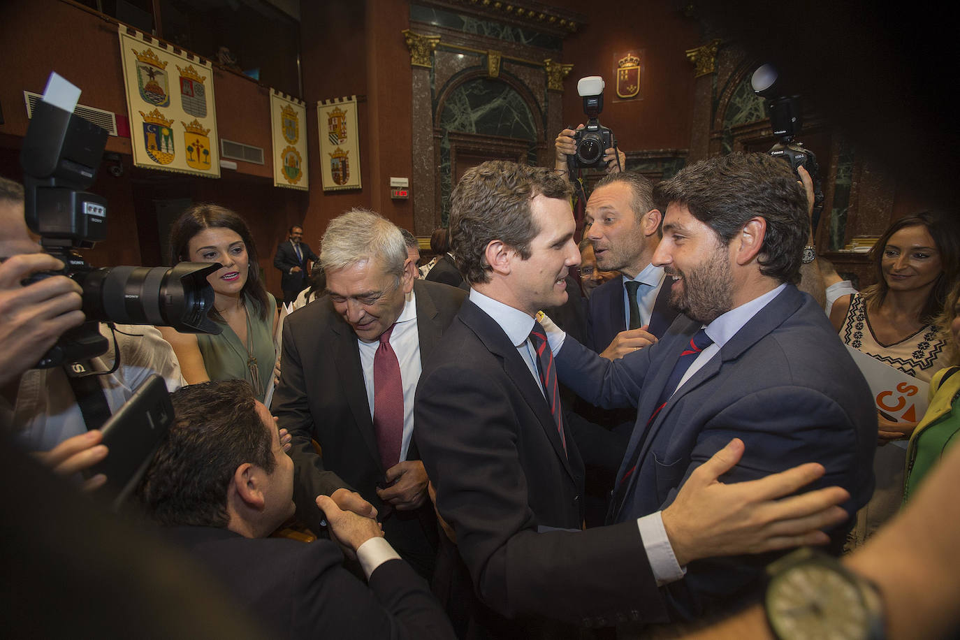 El candidato popular cierra, a la segunda, su elección como jefe del Ejecutivo regional, gracias al acuerdo programático cerrado la pasada semana con la formación naranja y el partido de Abascal