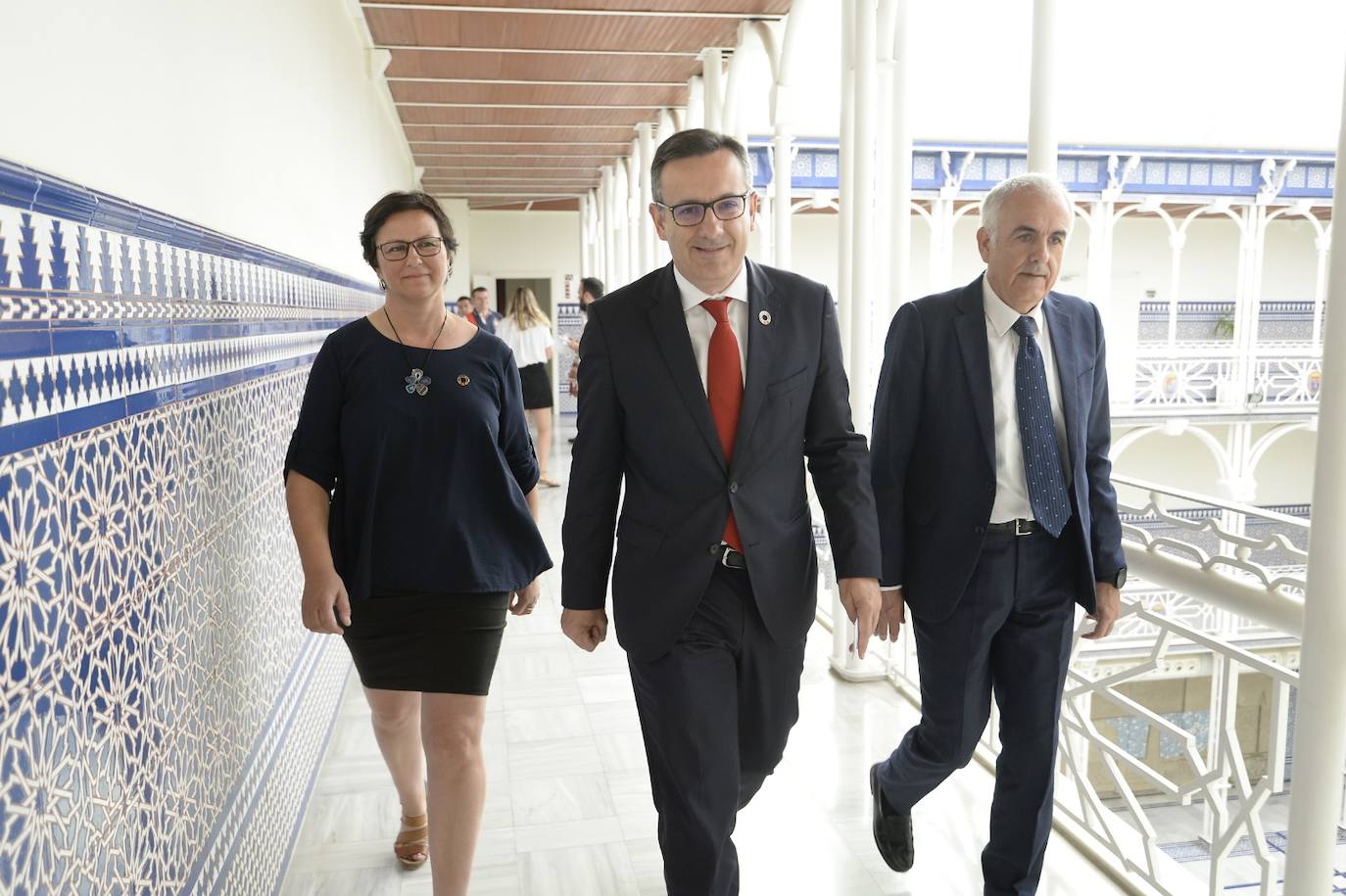 El candidato popular cierra, a la segunda, su elección como jefe del Ejecutivo regional, gracias al acuerdo programático cerrado la pasada semana con la formación naranja y el partido de Abascal