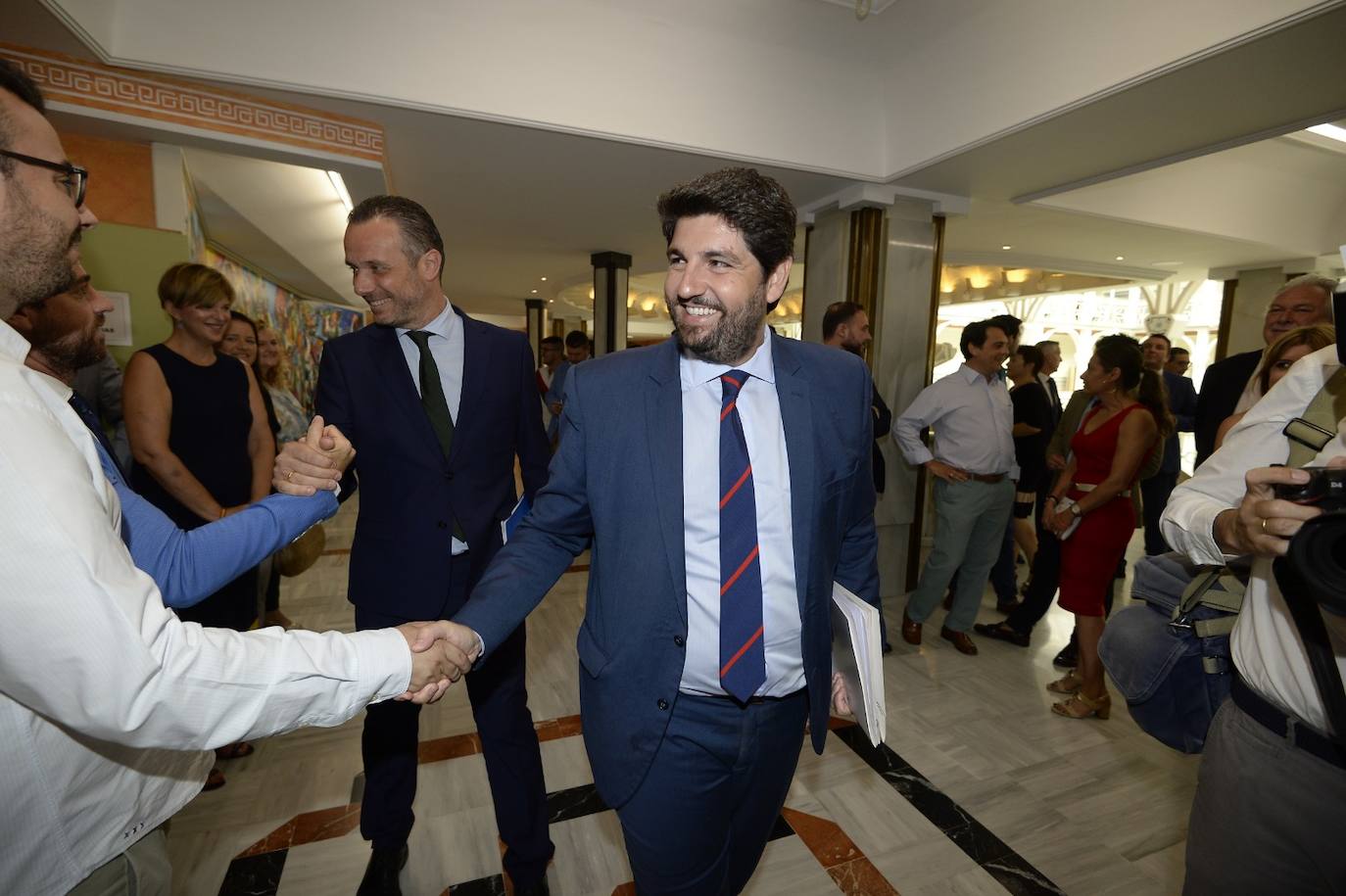 El candidato popular cierra, a la segunda, su elección como jefe del Ejecutivo regional, gracias al acuerdo programático cerrado la pasada semana con la formación naranja y el partido de Abascal